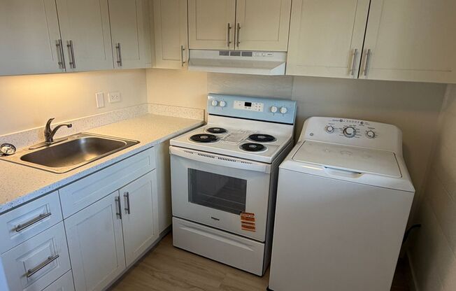 Studio in the Pleasanton - located Right Across the Street from Punahou School - Excellent Location
