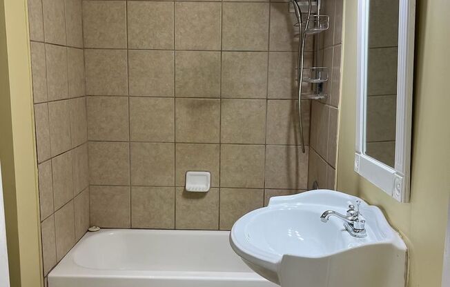 1 bed, 1 bath, 800 sqft, $825, Unit 1411 S. 3rd St. Unit 5