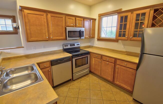 1 bed, 1 bath, 890 sqft, $1,555