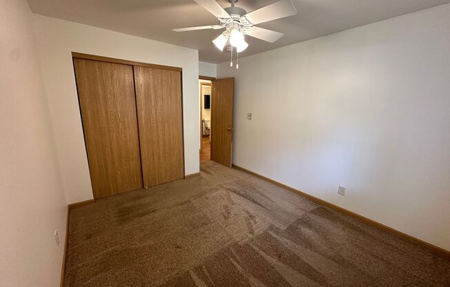 2 beds, 1 bath, $985, Unit 211-2