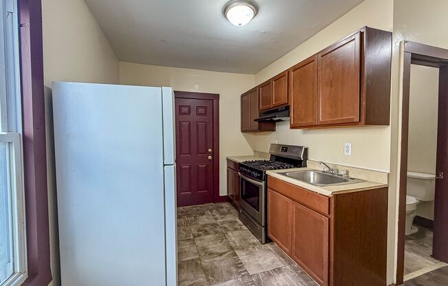 3 beds, 1 bath, $1,950, Unit 2L