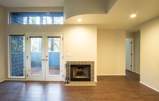 *Fall Special: $250 OFF!* Updated LO Beauty! Fireplace, New Appliances, Private Patios!