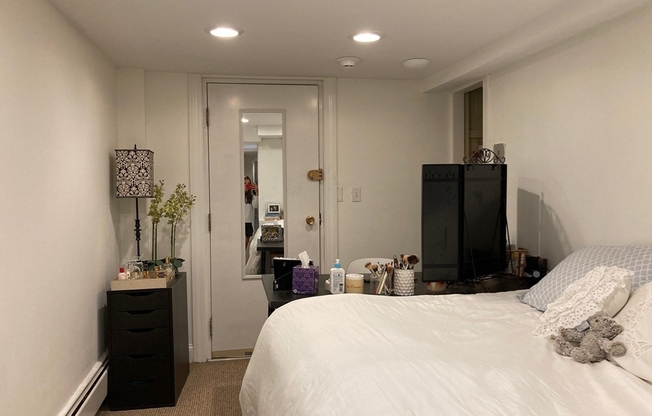 1 bed, 1 bath, $2,350, Unit B