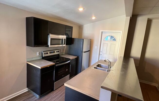 AVAILABLE MAY 2024 - Beautiful, Open-Concept 3 Bedroom Home w/ New Carpets Throughout!