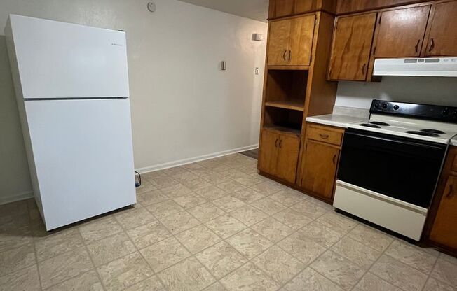 2 beds, 1 bath, 903 sqft, $1,140, Unit P-3