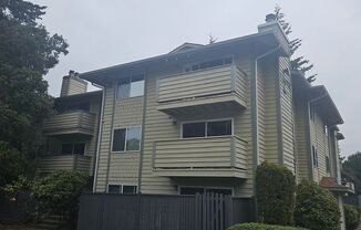 Renton Sunset Heights Condominiums - 2 bedroom 1 bathroom lower floor unit - Water,Sewer & Garbage included- Available now!