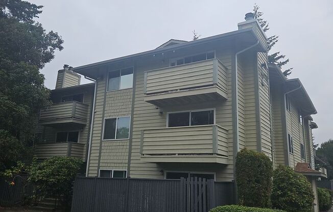 Renton Sunset Heights Condominiums - 2 bedroom 1 bathroom lower floor unit - Water,Sewer & Garbage included- Available Nov 1st!