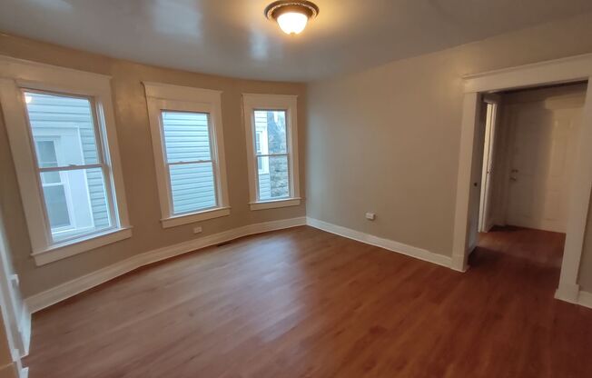 3 beds, 1 bath, $1,300, Unit 2