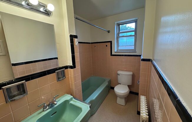 3 beds, 1 bath, 800 sqft, $2,075, Unit 410C