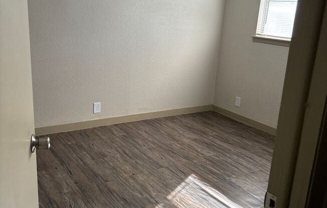 2 beds, 1.5 baths, 870 sqft, $1,025, Unit B06