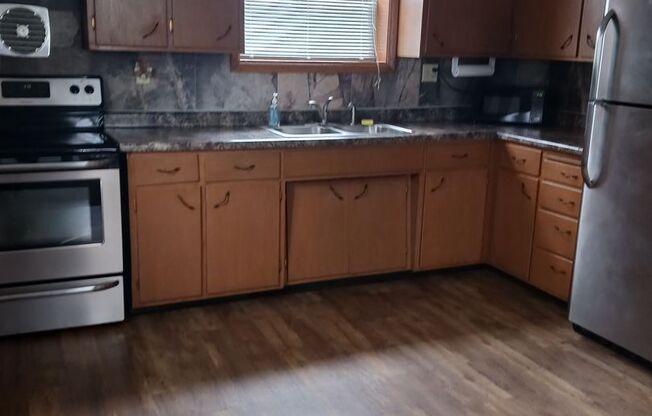 3 beds, 1 bath, $1,100