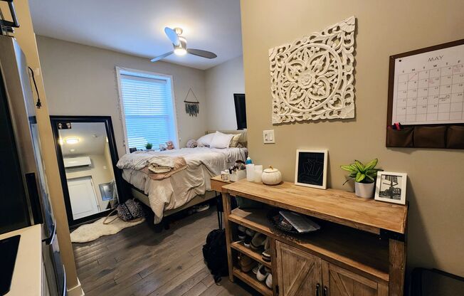 Contemporary studio in Lincoln Park