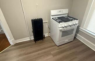 Studio, 1 bath, $1,100, Unit 16 Mattoon St Unit 6
