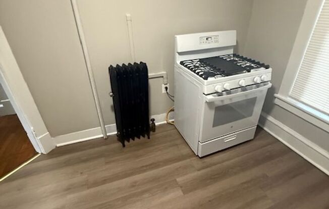 Studio, 1 bath, $1,100, Unit 16 Mattoon St Unit 6