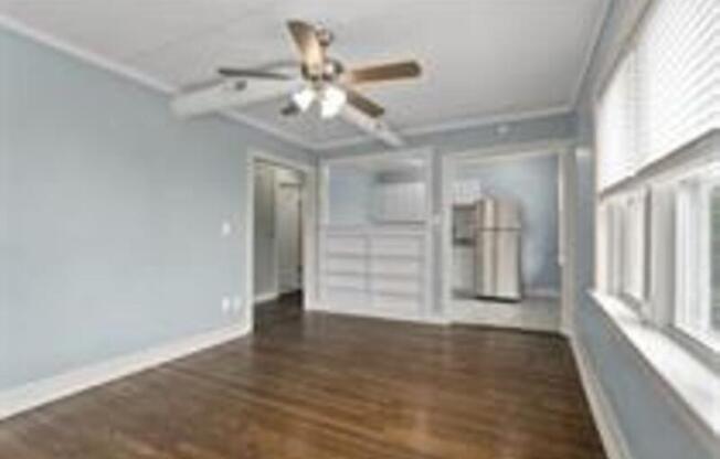 722 W 37 ST
