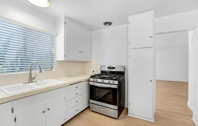 303 California Ave, 3 blocks to the beach, North of Wilshire!