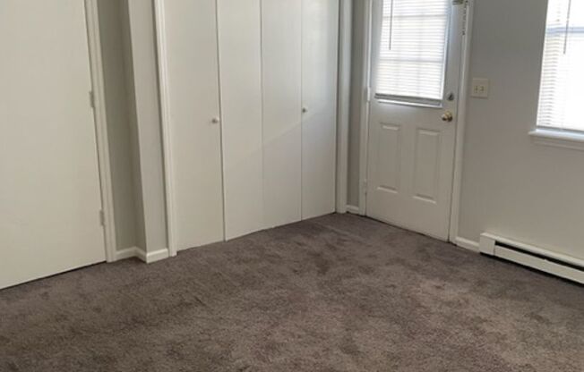 2 beds, 1 bath, 640 sqft, $960, Unit H-1