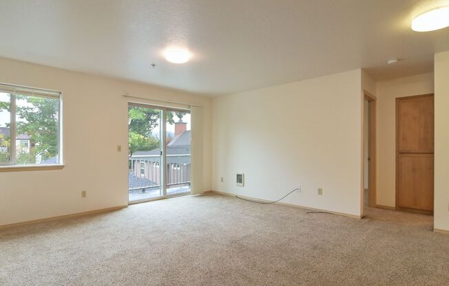 2 beds, 1 bath, $1,600, Unit 13