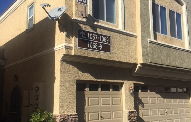 3bed condo with a garage in Centennial Hills!
