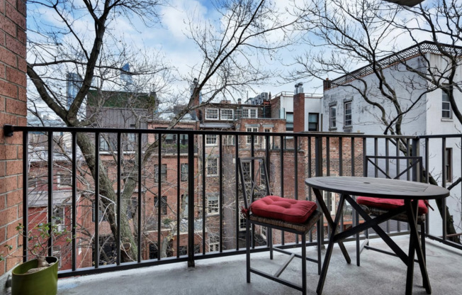 445 W 19 ST