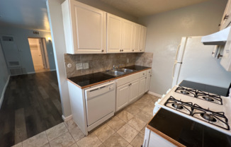 Garden Level Studio Within Walking Distance to Exposition Park!