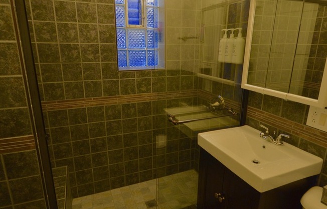 (4) Four Bed DePaul Location ** Video tour @ markbweiss.com