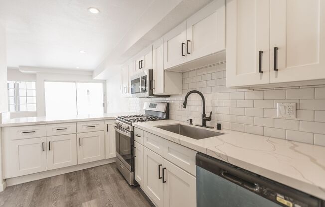 Studio, 1 bath, 575 sqft, $1,798, Unit 117