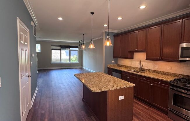2 Bed 2.5 Bath In Oak Park Available!