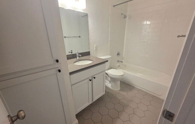 1 bed, 1 bath, 700 sqft, $1,096, Unit ELP2200-216