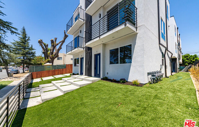 6702 BALBOA BLVD