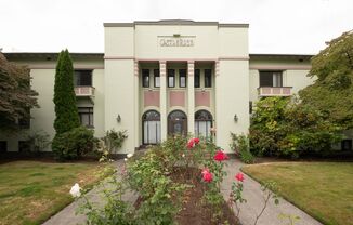 Studio, 1 bath, 425 sqft, $1,275, Unit 212