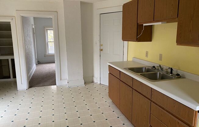 1 bed, 1 bath, 700 sqft, $595, Unit #C