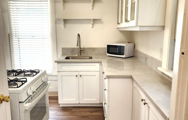 Coronado: Charming 1bd/1ba Village Apartment - Upper Level