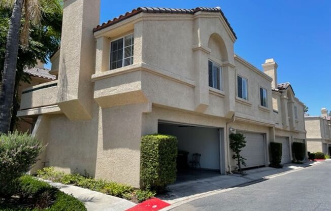 Beautiful 2 bedroom/2 bath end unit condo in lovely Lake Forest