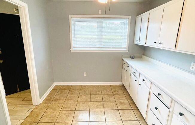 3 beds, 1 bath, $875