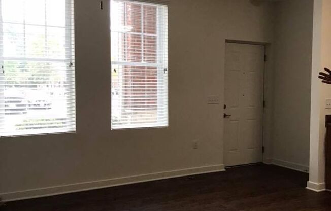 Studio, 1 bath, 550 sqft, $1,249, Unit 00 - 620106