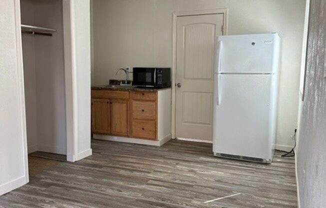 Studio, 1 bath, 240 sqft, $850, Unit 130-A