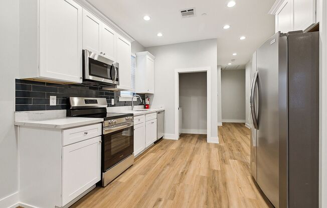 Spacious 3 Bedroom, 2 Bath Apartment with Modern Appliances