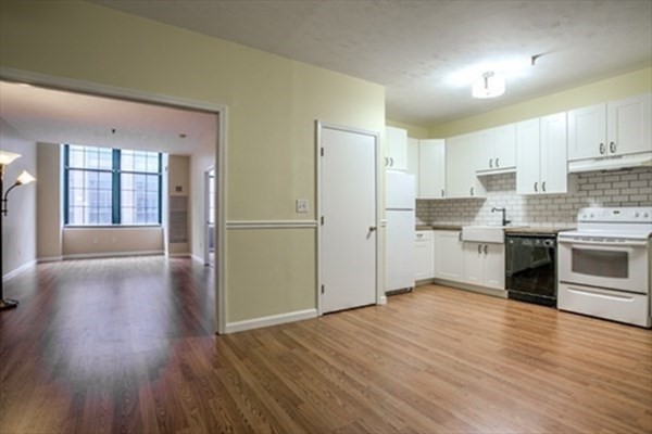 1 bed, 1 bath, 774 sqft, $2,000, Unit B37