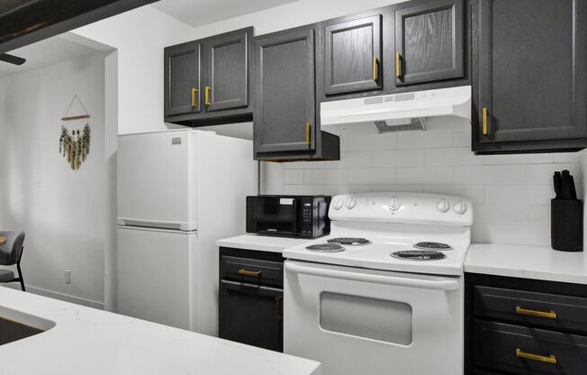 2 beds, 1 bath, 814 sqft, $1,295, Unit 23 E St. Elmo Ave. Unit 112