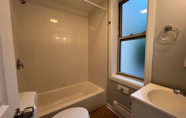 1 bed, 1 bath, 600 sqft, $1,539, Unit 5703 Hobart St. #21