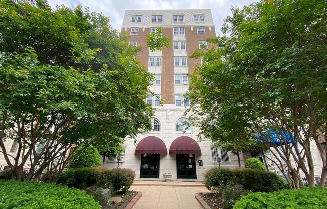 Have Breakfast at Tiffany's! Cozy Studio at The Tiffany! Great Dupont Location on 16th near U Street! Centrally located