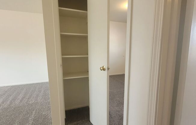 2 beds, 1 bath, 675 sqft, $708, Unit 430 Winfield-Unit 03