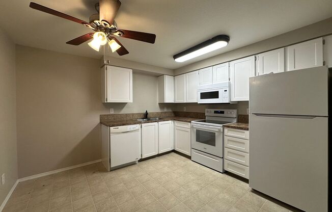 2 beds, 1 bath, 840 sqft, $1,295, Unit 32