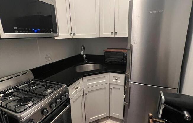21 E 21 ST
