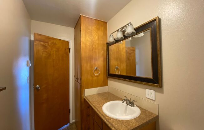 2 beds, 1 bath, 720 sqft, $1,195, Unit 170 NW 3rd Ave