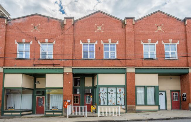 1 bed, 1 bath, 800 sqft, $699, Unit 109 W Lincoln Ave #14