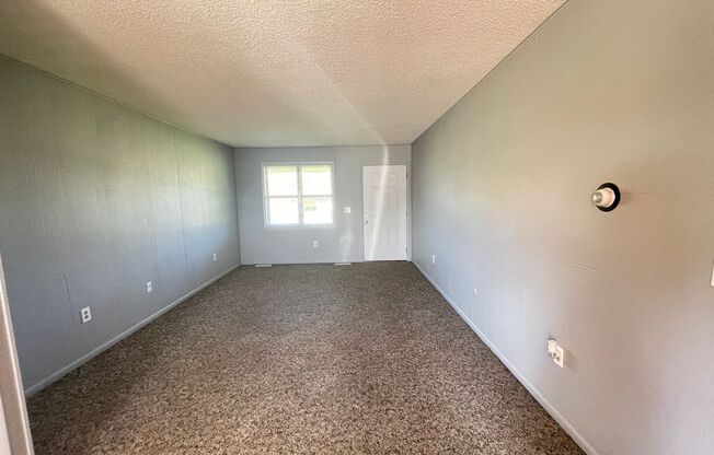 2 beds, 1 bath, 900 sqft, $850, Unit B8