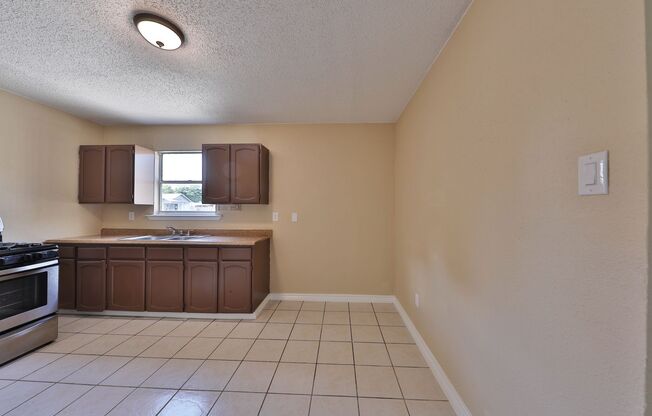 2 beds, 1 bath, $925, Unit 2