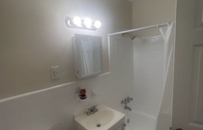 1 bed, 1 bath, 700 sqft, $1,625, Unit 9